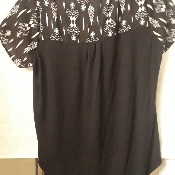 Like new Xhilaration high-low top - Picture 3 of 3